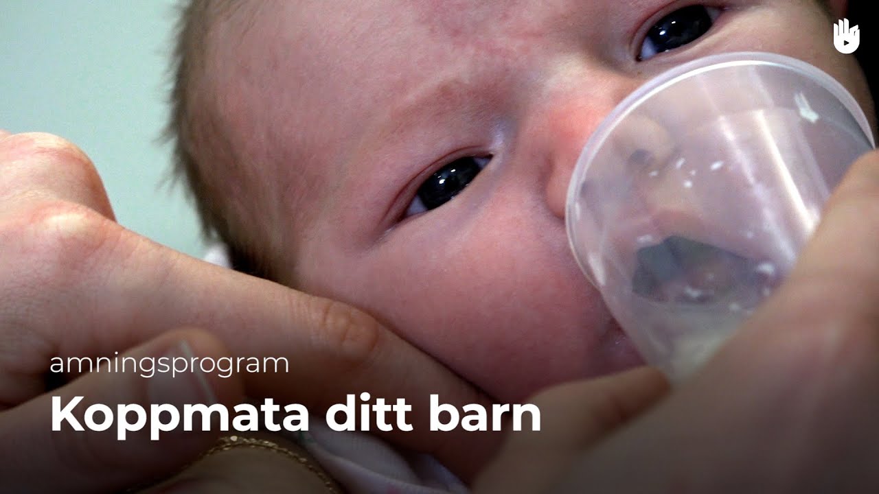 mata bebis med kopp