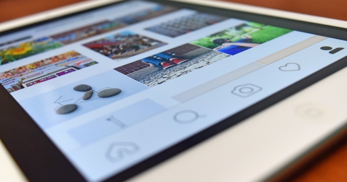 كيفية الربط بـ Instagram Stories واستخدام السحب لأعلى Linking to Instagram Stories يسمح للمستخدمين بالوصول إلى المواقع المشار إليها في منشور عن طريق سحب إصبعهم لأعلى.  ومع ذلك ، الحسابات التي تم التحقق منها فقط أو أكثر من 10 آلاف (10000) ...