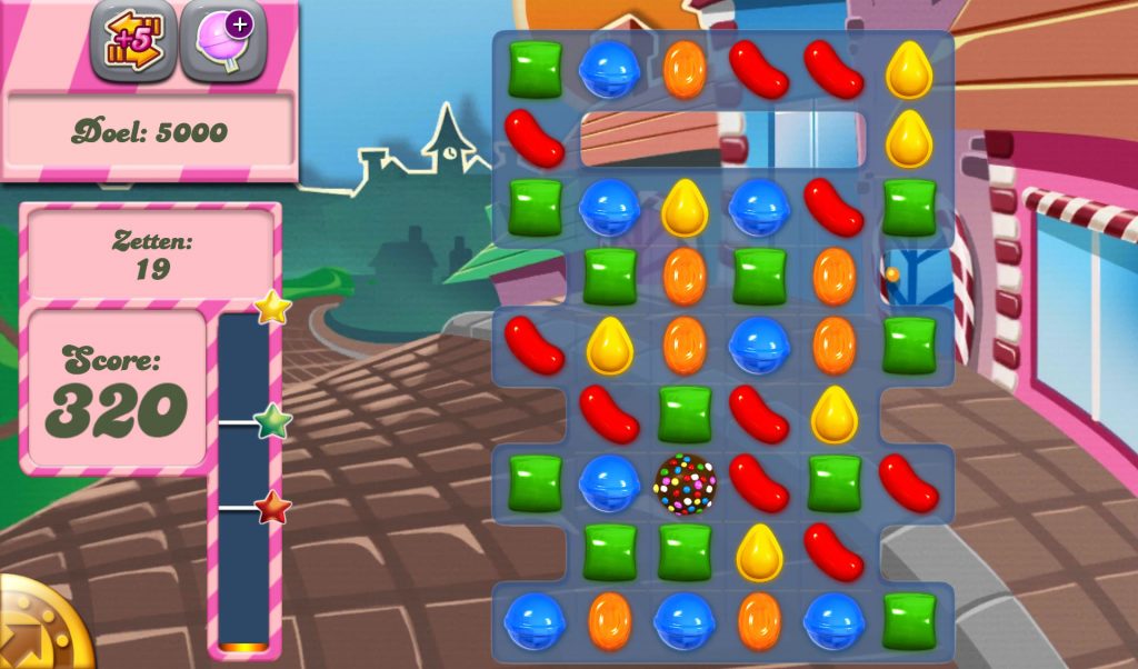Candy Crush Saga على شاشة داخل اللعبة ، مع العديد من الحلوى ودرجة 320