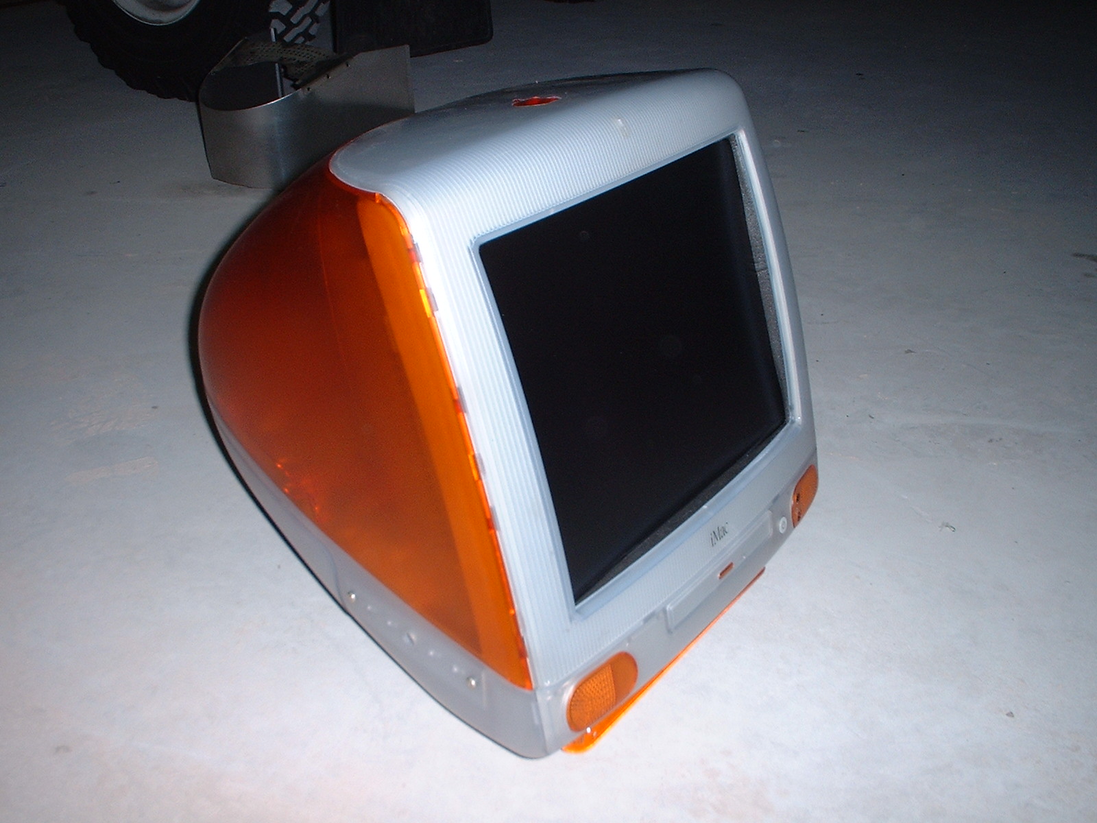 يقوم المستخدم بتحويل iMac G3 Tangerine إلى Hackintosh يقوم بتشغيل Tiger