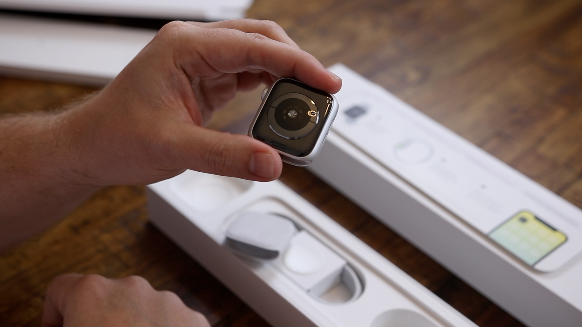 Anatel توافق على شواحن Apple Watch Series 4 المغناطيسية