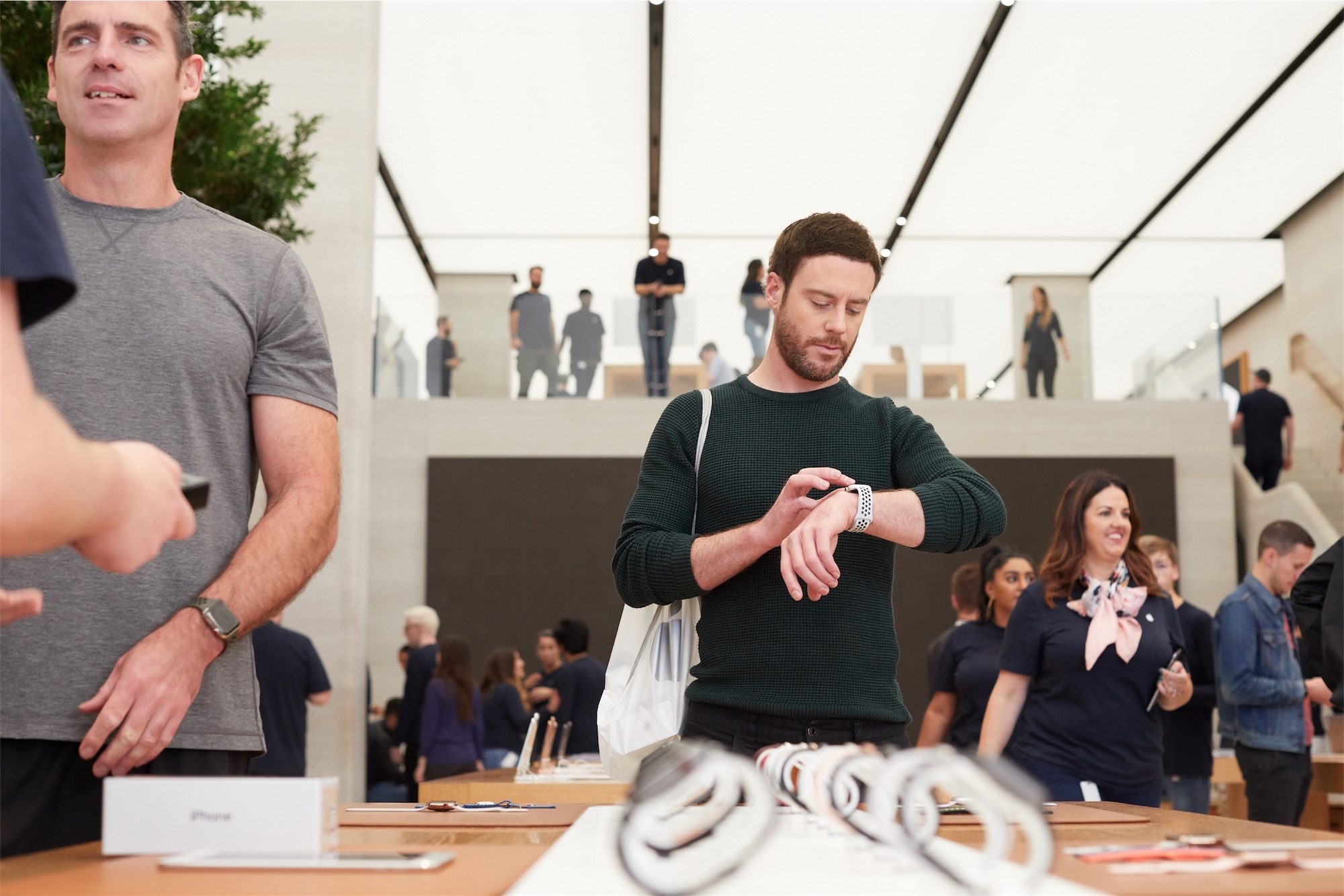 إطلاق أجهزة iPhone و Apple Watch الجديدة في متاجر Apple