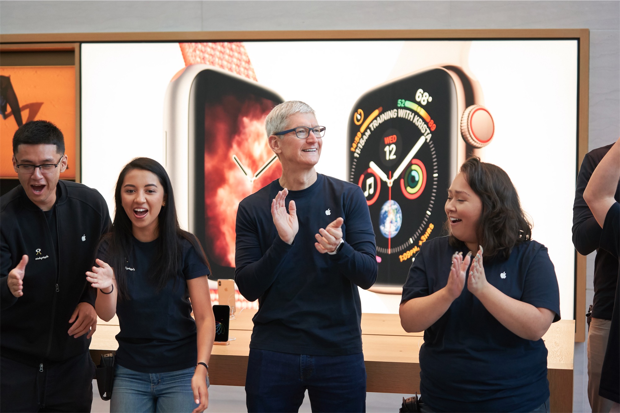 أطلق Tim Cook هواتف iPhone و Apple Watch الجديدة في متاجر Apple