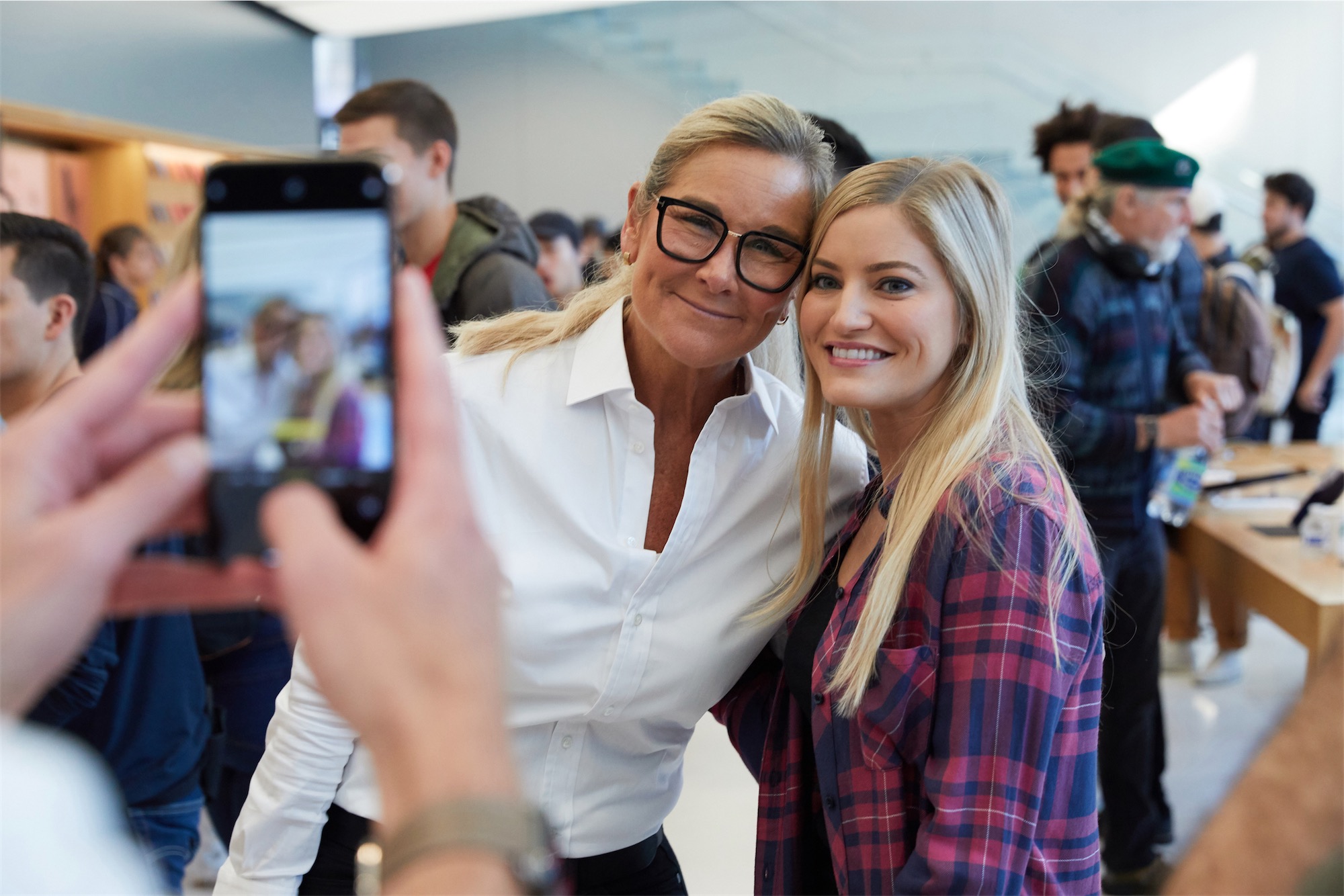 Angela Ahrendts في إطلاق أجهزة iPhone و Apple Watch الجديدة في متاجر Apple