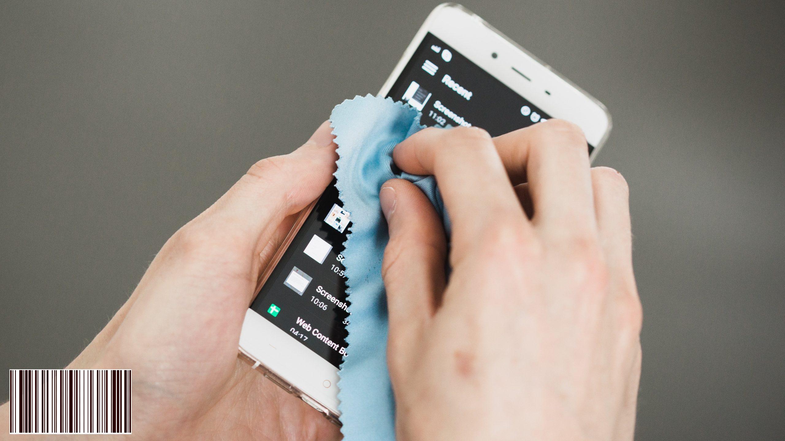 كيفية تجنب المشاكل عند تنظيف شاشة هاتفك الذكي