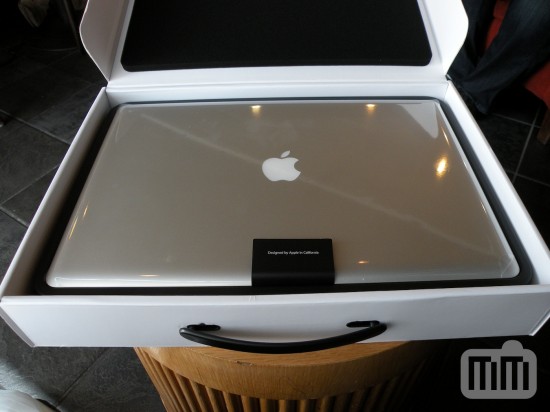 فتح جهاز MacBook Pro الجديد
