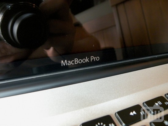 فتح جهاز MacBook Pro الجديد