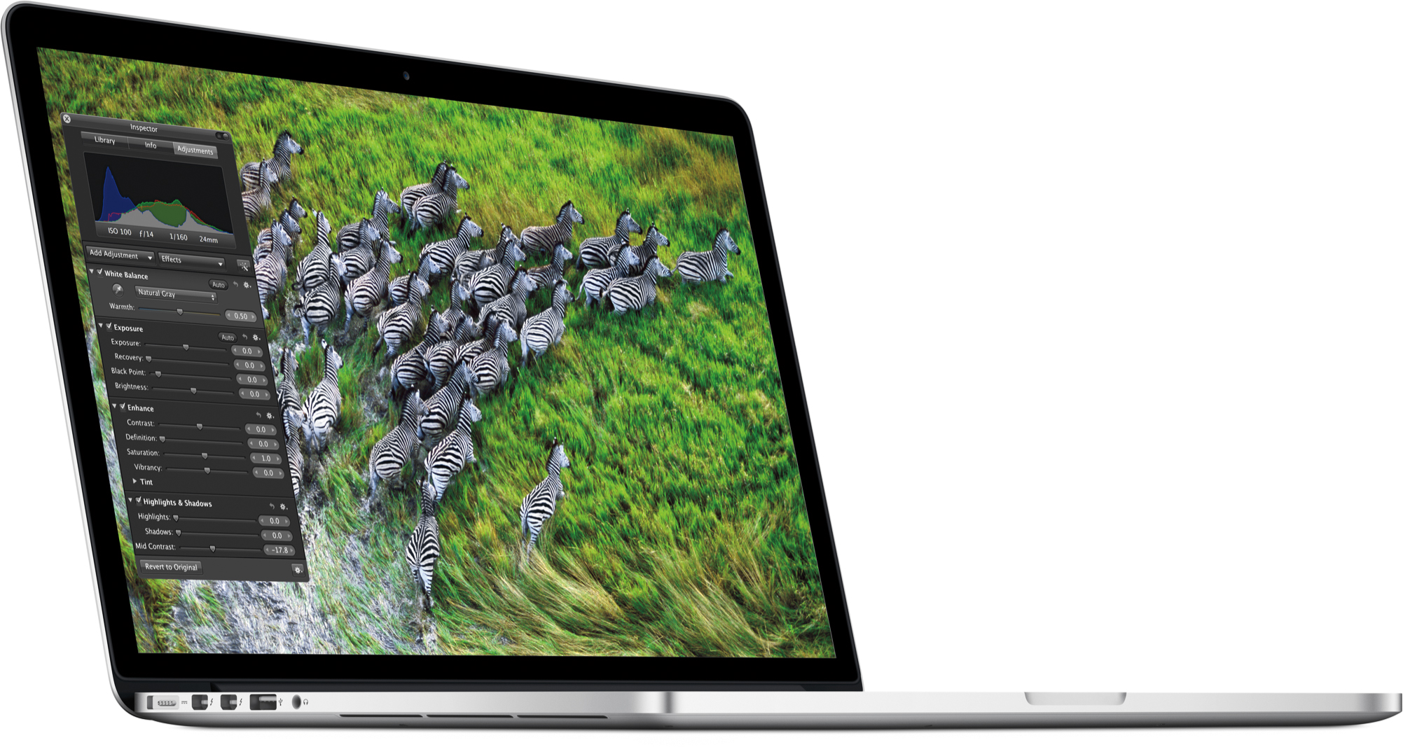 MacBook Pro مع شاشة Retina على جانبه مع الشاشة مفتوحة