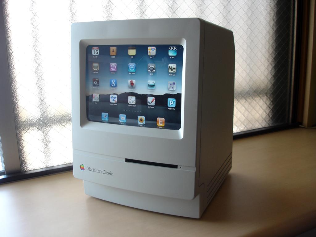 بعد تعديل iBook G3 ، يتحول iPad إلى شاشة Macintosh Classic!