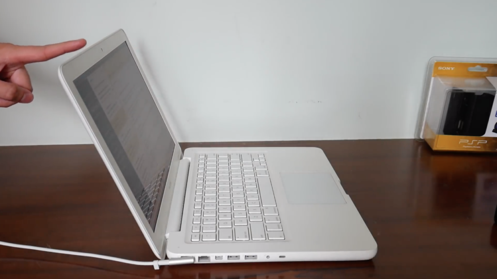 بمبلغ 900 دولار ، اشترت YouTuber جهاز MacBook أبيض واستعدته لعام 2019 - MacMagazine.com