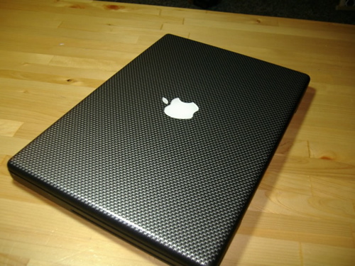 مادة لاصقة مغلفة MacBook - ألياف الكربون (2006)