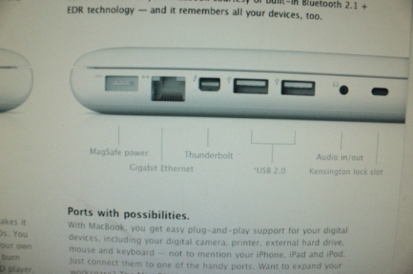 تظهر صورة تظهر MacBook أبيض مع منفذ Thunderbolt ؛ مه [atualizado]