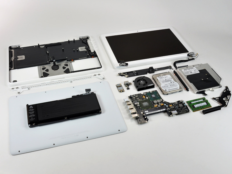 يقوم iFixit بتشريح جسم MacBook متعدد الكربونات الجديد