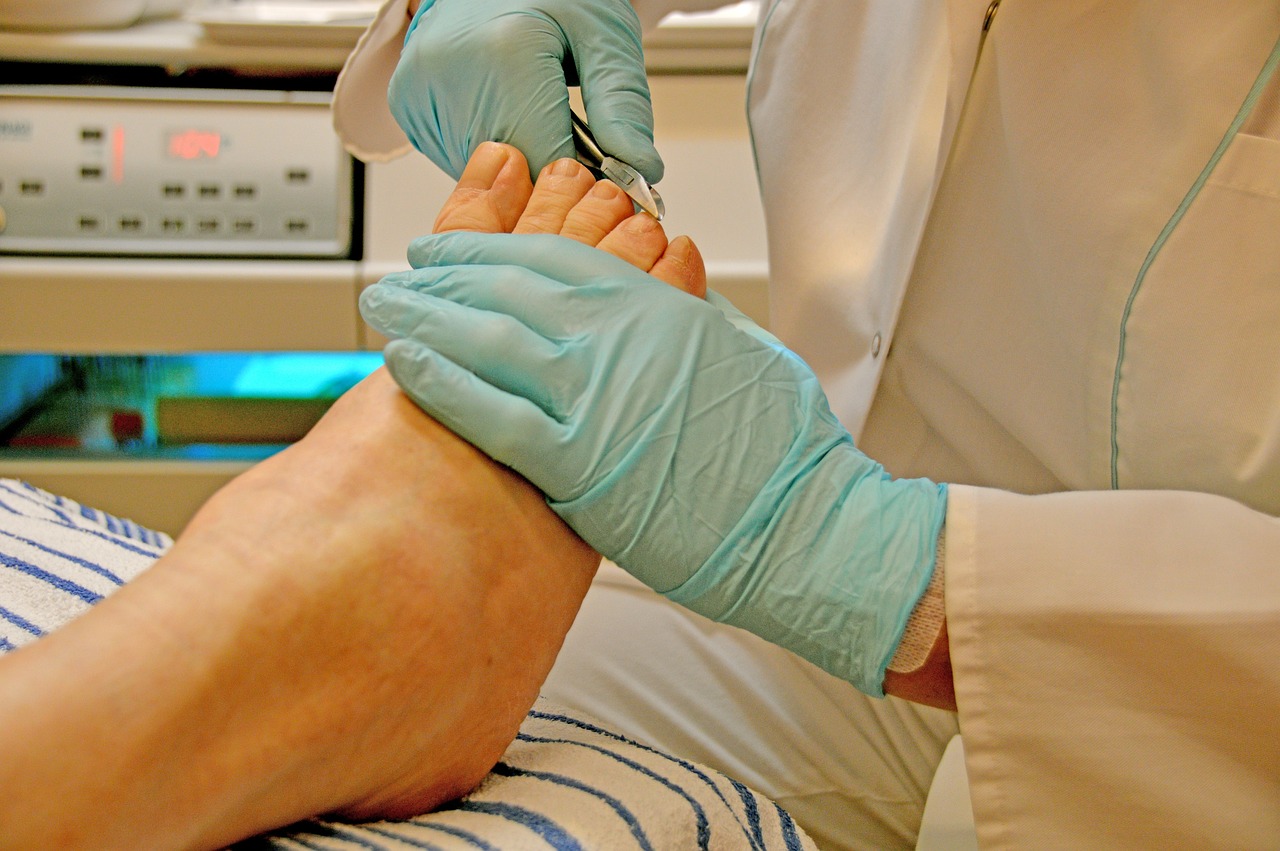 5 Trucos para una Pedicura Perfecta: ¡Consejos infalibles para lucir pies impecables! 4 5 Trucos para una Pedicura Perfecta: ¡Consejos infalibles para lucir pies impecables! pedicura